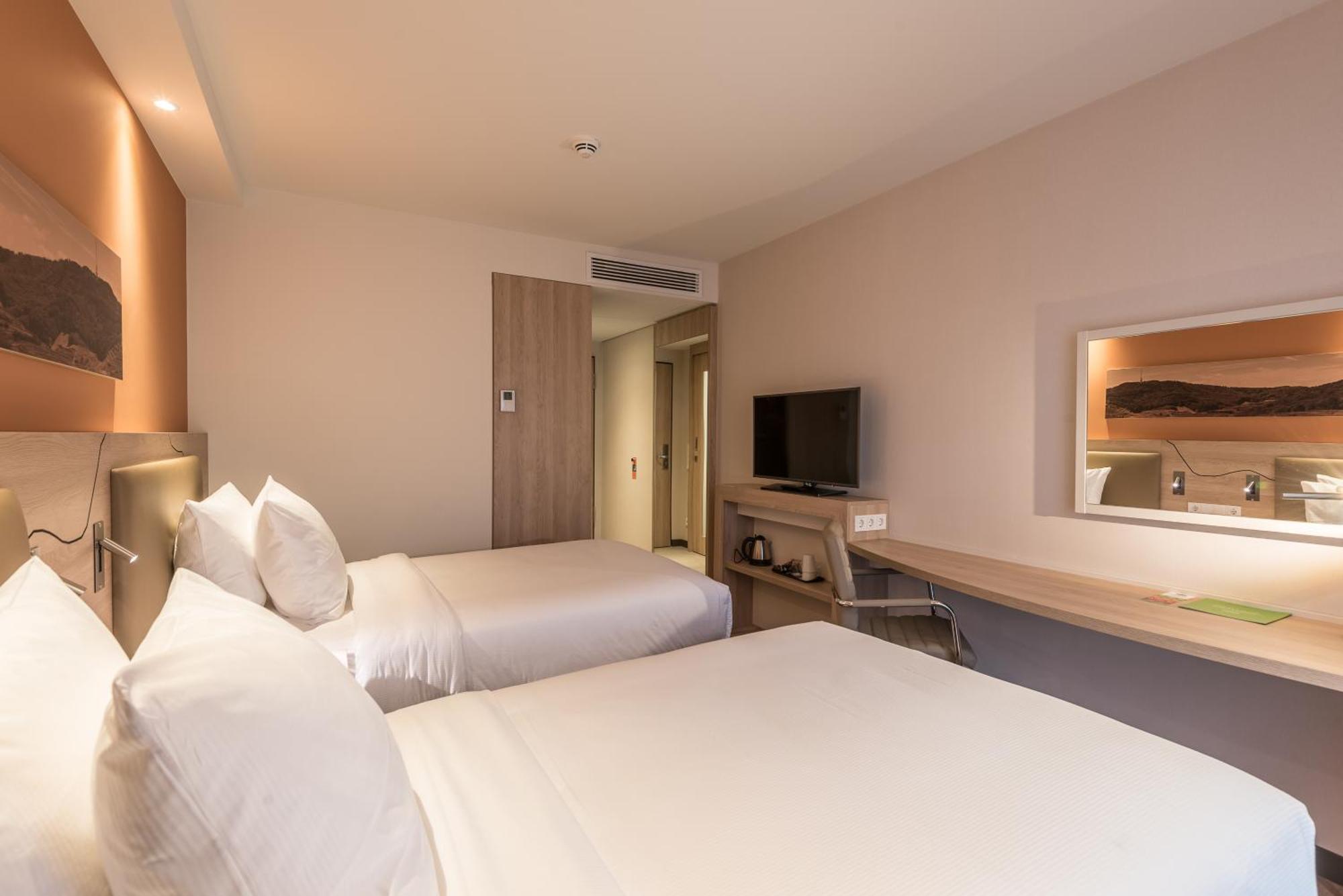 Hampton By Hilton Freiburg Hotel Екстериор снимка